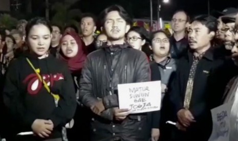 Warga Yogyakarta menggelar aksi solidaritas kepada korban ledakan bom di Surabaya.