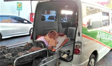 Warga Yogyakarta, Samirah diantar ambulans BMH menuju rumah sakit.