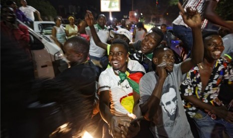 Warga Zimbabwe merayakan mundurnya Robert Mugabe sebagai presiden di Harare, Zimbabwe, Selasa malam (21/11).