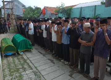 Warga Ahmadiyah Cipondoh saat shalat jenazah rekannya yang tewas dalam bentrokan beberapa waktu lalu.