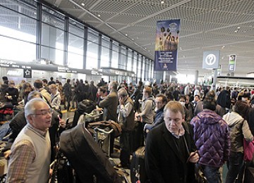 Warga asing memadati Bandara Narita, Tokyo, bersiap meninggalkan Jepang