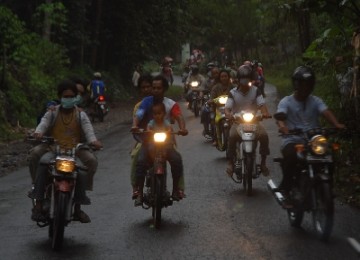 Warga Klaten menyelamatkan diri dari letusan Merapi