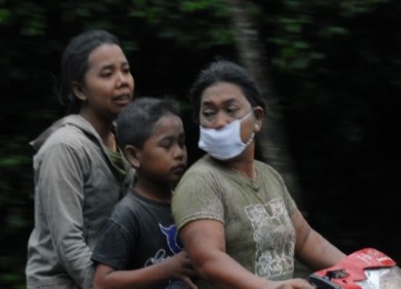 Warga Klaten menyelamatkan diri dari letusan Merapi