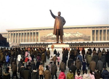 Warga Korea Utara berkumpul di depan monumen pemimpin besar mereka Kim Il Sung