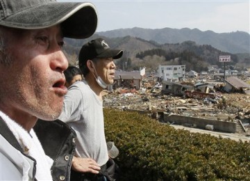 Warga menyaksikan kerusakan di Yamada, Perfektur Iwate.