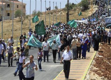 Warga Palestina di Maroun el-Rass, Libanon mengibarkan bendera Hamas untuk ikut memperingati  Hari Malapetaka.