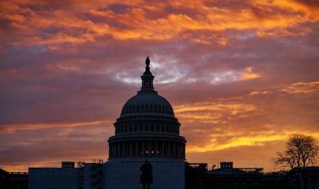 Warna merah dan biru mewarnai fajar di Capitol di Washington, Senin, 7 November 2022. Kontrol Kongres dan agenda Presiden Joe Biden di Capitol Hill dipertaruhkan pada Hari Pemilihan ini. Partai Republik yang bersemangat bekerja untuk merebut kembali kekuasaan di DPR dan Senat dan mengakhiri kekuasaan Partai Demokrat di Washington.