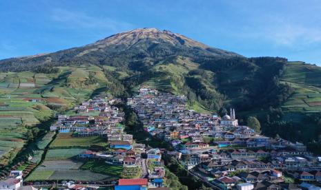 Warna warni bangunan rumah di dusun Butuh Kabupaten Magelang, Jawa Tengah telah menjadi daya tarik desa wisata di kaki Gunung Sumbing 