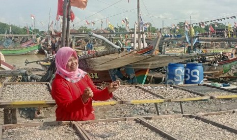 Warni, salah satu nasabah pembiayaan BTPN Syariah yang berhasil mengembangkan usaha penjualan ikan asinnya di Cirebon, Jawa Barat, Jumat (14/2).