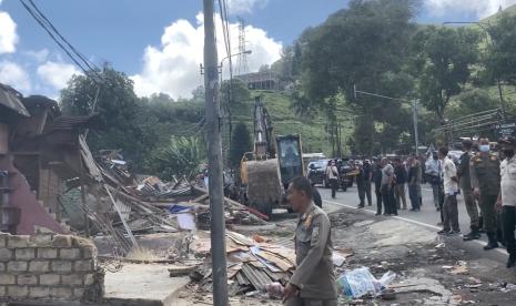 Warpat Puncak untuk saat ini masih lolos dalam tahap penertiban yang dilakukan oleh Pemerintah Kabupaten Bogor. Namun, menurut Kepala Satpol PP Kabupaten Bogor, Cecep Imam Nagarasid Warpat tidak akan luput dari pembongkaran.