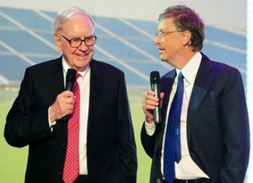 Warren Buffett (kiri) and Bill Gates (kanan)