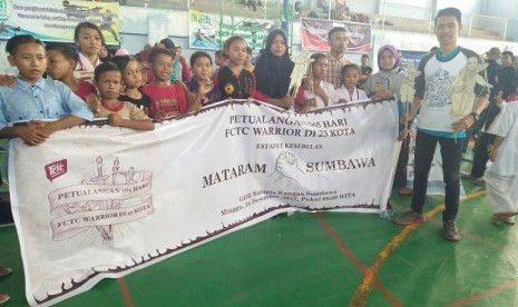 Warrior FCTC dan anak muda Sumbawa seusai acara Pementasan Wayang FCTC di GOR  Mampis Rungan, Sumbawa