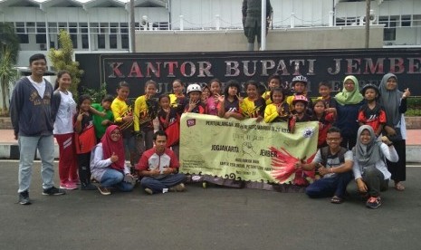 Warrior fctc kota Jember berpose bersama komunitas Kopdar Jember usai pementasan wayang fctc (12/11).