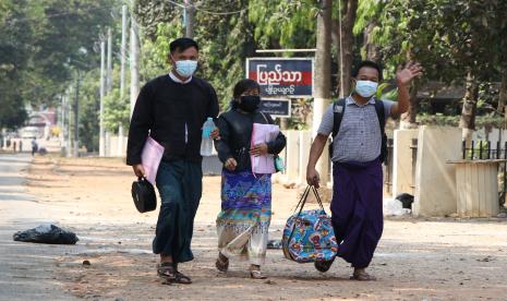 Wartawan AP Thein Zaw, kanan, melambai saat berjalan di samping pengacaranya Tin Zar Oo, tengah, setelah dibebaskan dari penjara Insein pada Rabu, 24 Maret 2021 di Yangon, Myanmar. Thein Zaw, jurnalis The Associated Press yang ditangkap bulan lalu saat meliput protes terhadap kudeta di Myanmar, dibebaskan dari penahanan pada hari Rabu.