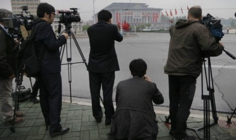 Wartawan asing memanfaatkan kesempatan mengambil gambar jelang pelaksanaan Kongres Partai Buruh Korea Utara di Kota Pyongyang, Korea Utara, Jumat (6/5).