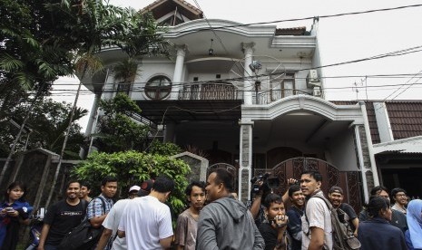 Wartawan berada di depan salah satu rumah milik hakim Mahkamah Konstitusi Patrialis Akbar di Jakarta, Kamis (26/1).