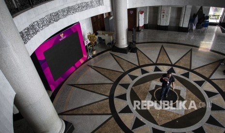 Wartawan berjalan di depan ruang sidang Gedung Mahkamah Konstitusi (MK), Jakarta, Rabu (26/6/2019).