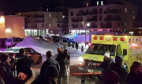 Wartawan berkumpul di lokasi penembakan di Masjid Quebec, Kanada, Ahad (29/1).