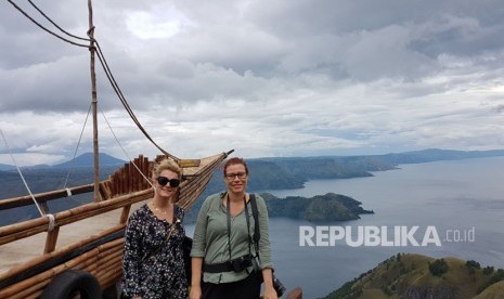 Wartawan Denmark Terpukau Indahnya Danau Toba