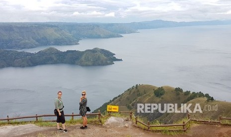 Wartawan Denmark Terpukau Indahnya Danau Toba