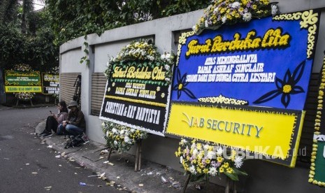 Karangan bunga ucapan belasungkawa atas wafatnya aktor Ashraf Sinclair di rumah duka di kawasan Pejaten Barat, Jakarta, Selasa (18/2/2020). Jenazah Ashraf akan dimakamkan di San Diego Hills Memorial Park.