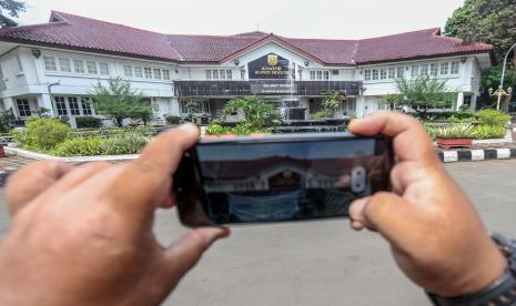 Wartawan Kantor Bupati Bogor menggunakan gawainya di Cibinong, Kabupaten Bogor, Jawa Barat, Rabu (27/4/2022). Bupati Bogor Ade Yasin dan beberapa orang dari Badan Pemeriksa Keuangan (BPK) Jawa Barat terjaring Operasi Tangkap Tangan (OTT) KPK, penangkapan tersebut diduga berkaitan dengan suap. 