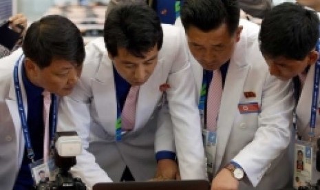 Wartawan Korea Utara mengirim berita Asian Games lewat faksimili