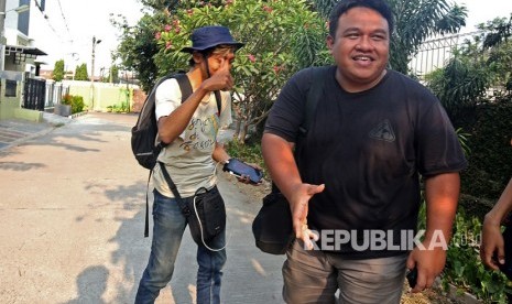 Wartawan melakukan wawancara dengan Jurnalis dan Aktivis HAM Dandhy Dwi Laksono (kanan) pasca penetapan tersangka saat ditemui di kediamannya, di kawasan Jatiwaringin, Bekasi, Jawa Barat, Jumat (27/9/2019).