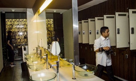 Wartawan melintasi loker room lantai tujuh di Hotel dan Griya Pijat Alexis, Jakarta, Selasa (31/10).