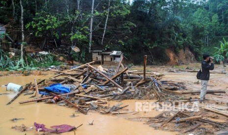 BPBD Lebak Waspada Banjir dan Ular Berbisa. Wartawan meliput di area pemukiman yang porak poranda diterjang banjir bandang di Kampung Panggeleseran, Desa Citorek Kidul, Lebak, Banten (ilustrasi).