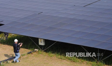 Wartawan memotret panel surya Pembangkit Listrik Tenaga Surya di Unit Pembangkit Cirata, Kabupaten Purwakarta, Sabtu (6/7). 