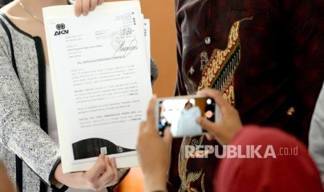 Wartawan mengambil foto surat permohonan pemeriksaan praperadilan sebelum persidangan di Pengadilan Negeri Jakarta Selatan, Senin (8/5). 