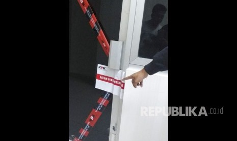 Wartawan mengambil gambar pintu samping ruangan kantor sementara Bupati Kabupaten Muara Enim, Sumatera Selatan yang disegel Komisi Pemberantasan Korupsi (KPK) di gedung Bappeda Muara Enim, Sumatera Selatan, Selasa (3/9/2019) dini hari. 