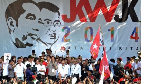 Wartawan mengerubungi pasangan Jokowi-JK