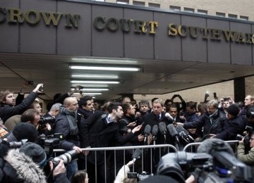 Wartawan menyerbu Harry Redknapp (tengah), manajer Tottenham Hotspur, yang baru saja menjalani sidang di Pengadilan Southwark Crown, London, Rabu (8/2). 