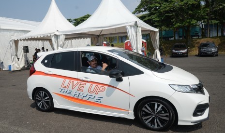 Wartawan Republika, Abdullah Sammy saat mengikuti Honda Safety Driving Clinic di Sirkuit Internasional Sentul, Ahad (15/7).