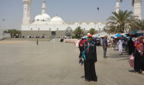 Wartawan Republika, Ani Nursalikah, berfoto dengan latar belakang Masjid Quba, Madinah, Arab Saudi, pada Senin (7/8).