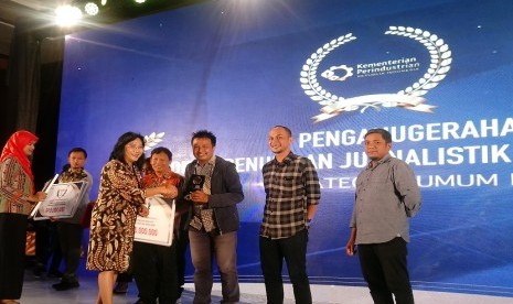 Wartawan Republika, Erik Purnama Putra (baju hitam), menjadi juara kedua dalam Lomba Penulisan Jurnalistik Rebranding Tanggulangin dengan kategori jurnalis. Penganugerahan dilakukan di sela acara Semarak Festival IKM 2018 di Jakarta, Kamis (13/12). 