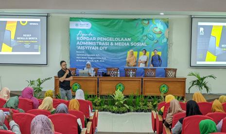 Wartawan Republika, Fernan Rahadi (berdiri), mengisi materi Resep Menulis Berita pada acara Kopdar Pengelolaan Administrasi dan Media Sosial yang diselenggarakan Pimpinan Wilayah Aisyiyah (PWA) Daerah Istimewa Yogyakarta di Kampus Unisa Yogyakarta, Sabtu (9/12/2023).