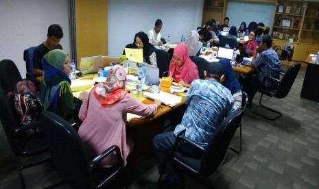 wartawan Republika mengikuti uji kompetensi wartawan (UKW) yang diselenggarakan Persatuan Wartawan Indonesia (PWI) dikantor Republika, Jakarta, Sabtu (29/12). 