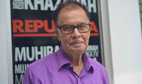 Wartawan senior Harian Republika, Alwi Shahab di depan Kantor Redaksi Republika, Jakarta, (6/2).