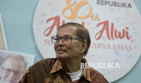 Wartawan senior Republika Alwi Shahab (kanan) bersama istri menghadiri Syukuran 50 Tahun Karya Emas Abah Alwi di Kantor Republika, Jakarta, Rabu (31/8). (Republika/ Wihdan)