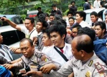 Wartawan terdesak (kiri), oleh puluhan pelajar SMA 6, saat terjadi rusuh di depan Gedung SMA 6, Jakarta, Senin (19/9).