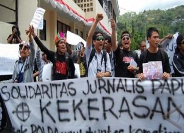 Wartawan di Papua berdemo menentang aksi kekerasan terhadap wartawan sebagai solidaritas atas meninggalnya wartawan SUN TV 