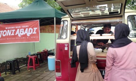 Warteg Joni Abadi di Kota Bandung. Warteg ini mengusung tema food truck.