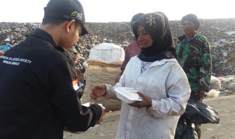 Warung Bakso Abu Nawas berkolaborasi dengan Masyarakat Relawan Indonesia (MRI) - ACT Aceh mendistribusikan ribuan paket nasi gratis. 