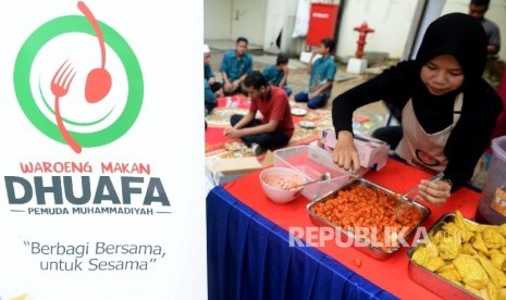  Warung Dhuafa Muhammadiyah melayani dhuafa di Gedung Dakwah Muhammadiyah, Jakarta, Jumat (10/3).