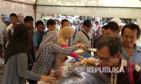 Warung Gratis Khusus  Dhuafa milik Pimpinan Pusat Pemuda Muhammadiyah terus melayani kamu Dhuafa setiap Jumat, setelah Shalat Jumat.