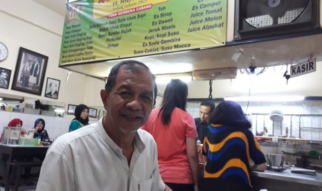 Warung Lama Haji Ridwan telah menjadi tempat kuliner legendaris sejak 1925 di Pasar Besar Malang. Warung memiliki dua menu khas, yakni Nasi Ayam Lodho Pedas dan Sate Komoh. 