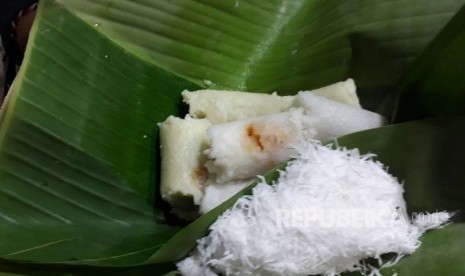 Warung Puthu Lanang menjajakan kue tradisional sejak 1935 di Jalan Jaksa Suprapto, Kota Malang.